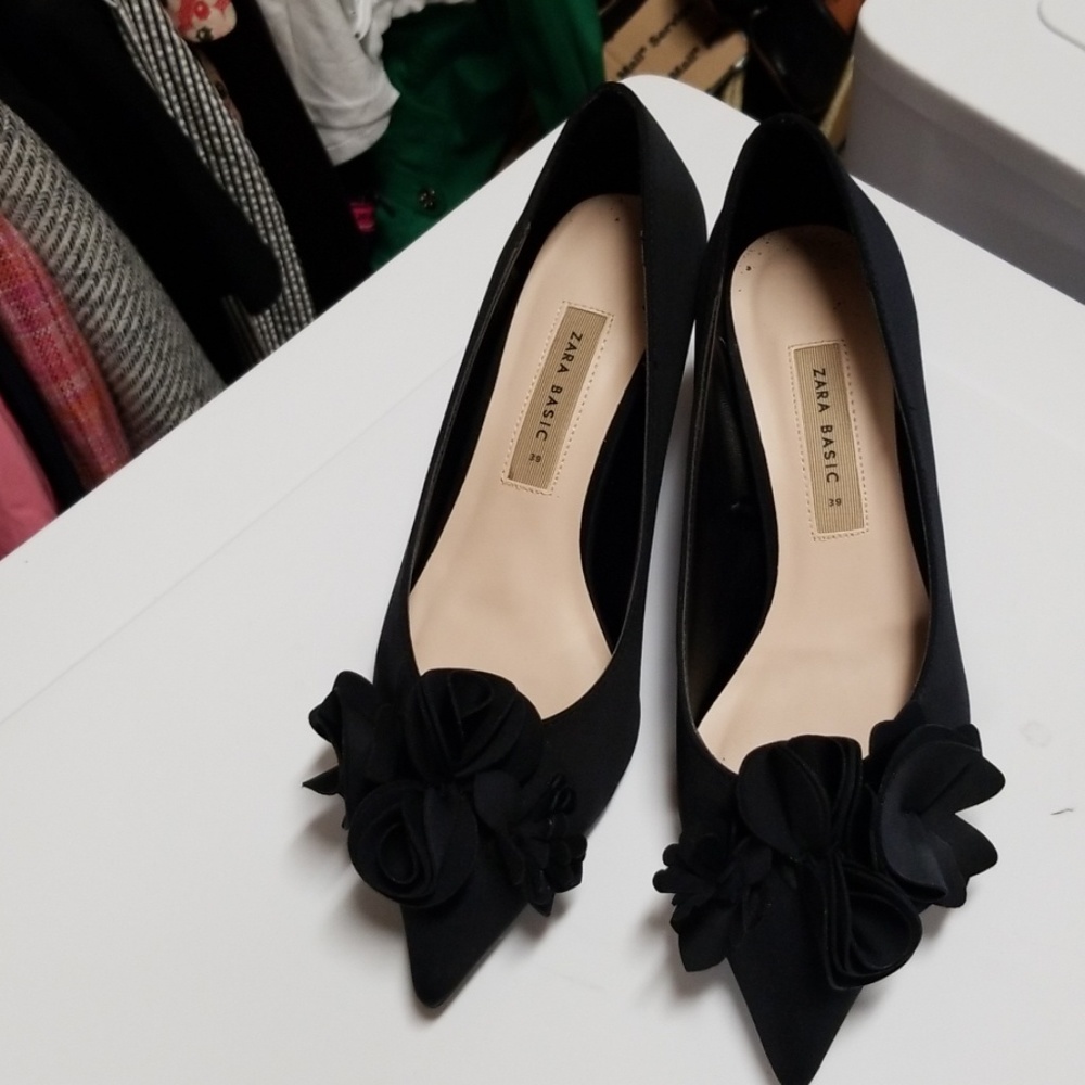 Zara Basic black pointy toe shoes